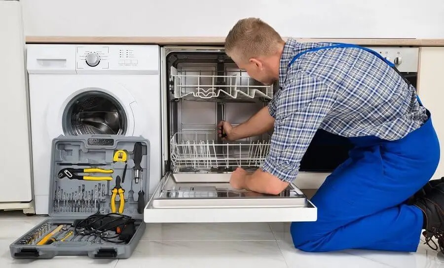 Kemalpaşa Panasonic servisi teknisyen ekibi beyaz eşya tamiri yaparken